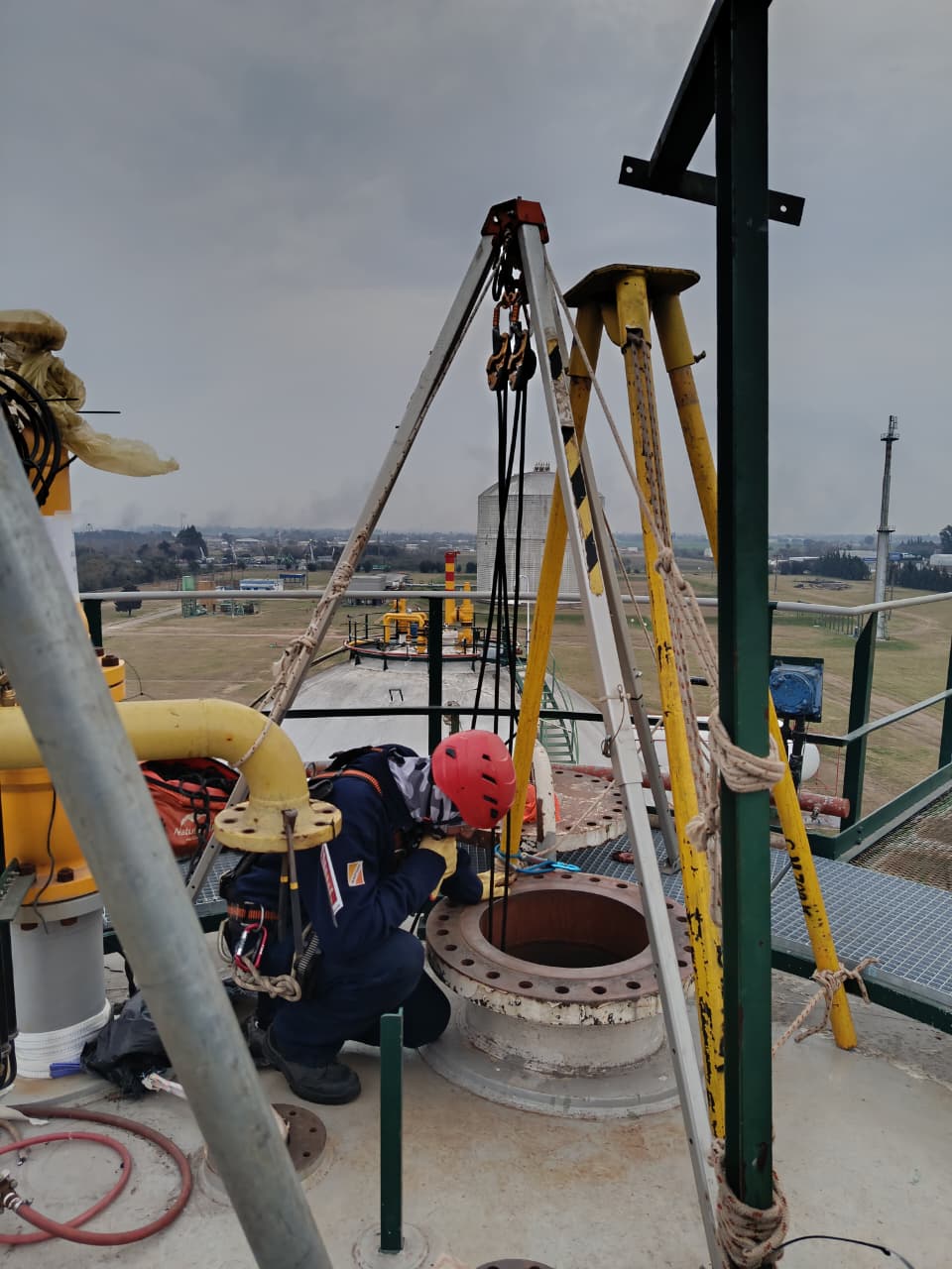 Rescatista suspendido en cuerdas sobre una estructura industrial